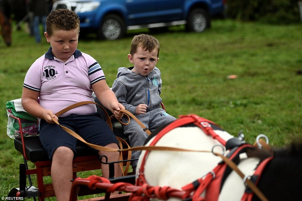 Lễ hội kỳ lạ nhất thế giới: Đưa dê lên làm vua - 8 
Hai bé trai ngồi trên lưng ngựa trước khi cuộc thi ngựa diễn ra. Mỗi năm thị trấn nhỏ này thu hút tới hơn 100,000 du khách tới thăm.
