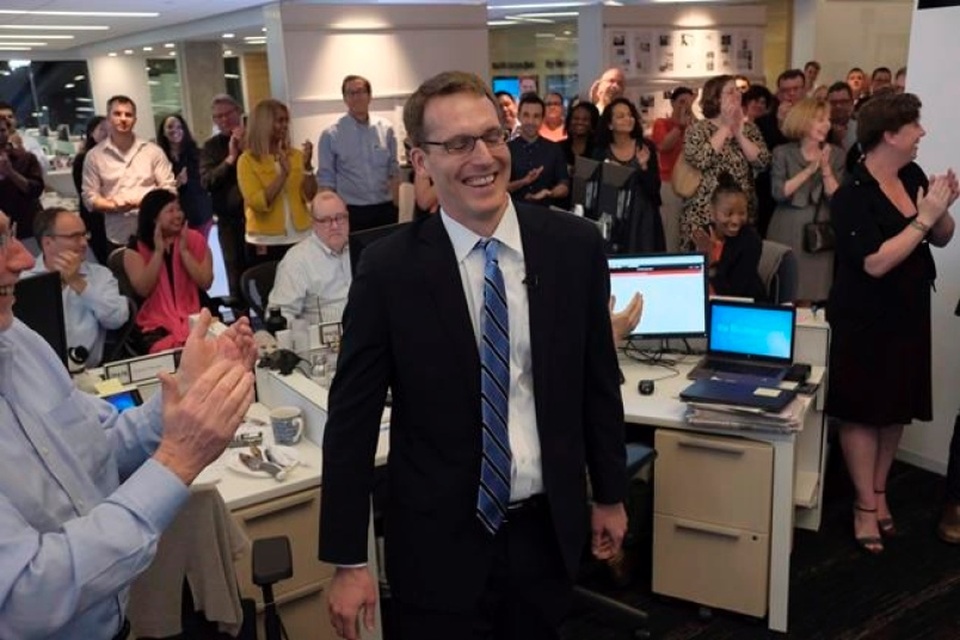 Loạt bài về Trump - Putin đoạt giải báo chí Pulitzer - 1 Các đồng nghiệp tại tòa soạn báo Washington Post đã chúc mừng nhà báo David Fahrenthold sau khi anh được vinh danh giải thưởng Pulitzer cho hạng mục tin tức quốc gia (Ảnh: Washington Post)