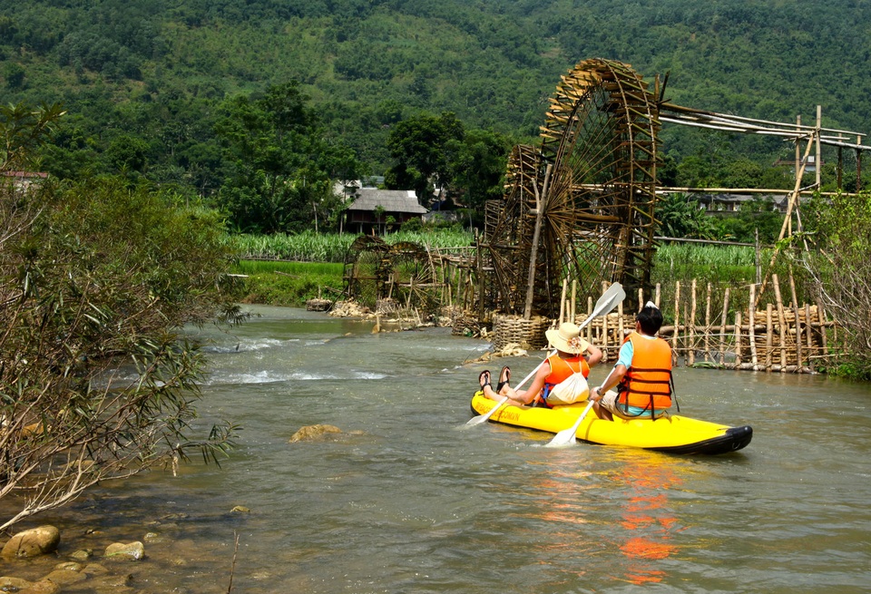 Say lòng với Pù Luông: Góc ẩn mình của thiên nhiên xứ Thanh - 7
Du khách chèo thuyền trên suối.