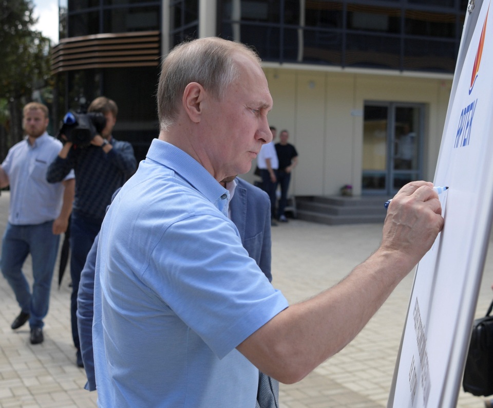 Tổng thống Putin tới thăm Crimea sau lệnh trừng phạt của Mỹ - 10 Ông Putin ký tên trên một tấm bảng đặt tại Trại Artek nhân chuyến thăm tới Crimea.
