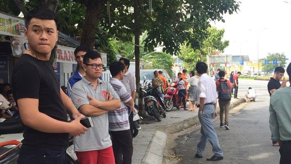 Tổng thống Nga Putin đã tới Đà Nẵng - 23
Người dân xếp hàng bên đường chờ đón đoàn xe của Tổng thống Nga.