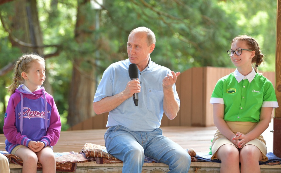 Tổng thống Putin tới thăm Crimea sau lệnh trừng phạt của Mỹ - 5 Năm 2015, chính phủ Nga đã phê chuẩn chương trình phát triển Trại Thiếu nhi Quốc tế Artek đến năm 2020 với mục tiêu xây dựng nơi này thành trại hè lớn nhất thế giới dành cho thanh thiếu niên quốc tế.
