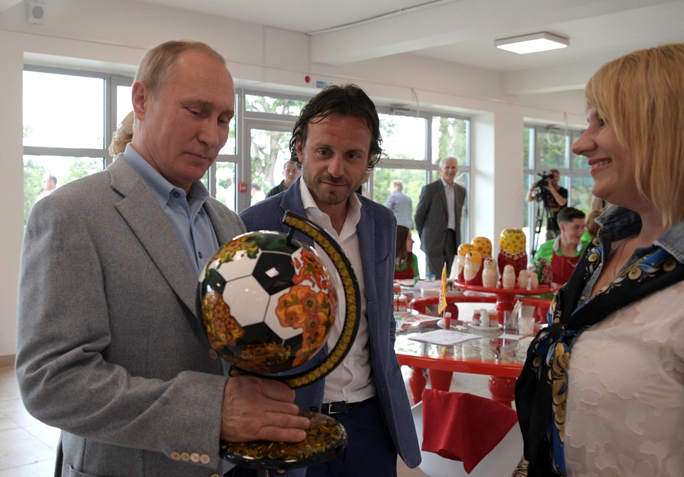 Tổng thống Putin tới thăm Crimea sau lệnh trừng phạt của Mỹ - 9 Nhà lãnh đạo Nga cũng đi thăm quan các cơ sở tại Trại Artek.