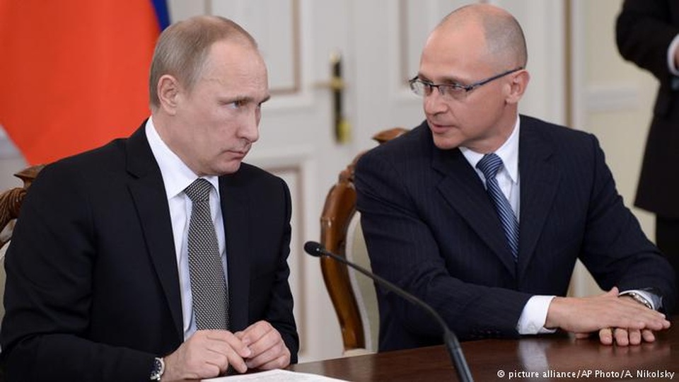 Chiến lược tìm kiếm nhân tài trẻ cho chính trường Nga của ông Putin - 3 Tổng thống Putin và Phó Chánh văn phòng Sergei Kirienko (Ảnh: AP)