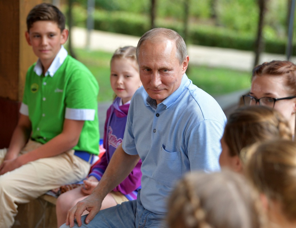 Tổng thống Putin tới thăm Crimea sau lệnh trừng phạt của Mỹ - 4 Nhà lãnh đạo Nga chăm chú lắng nghe chia sẻ của các em học sinh.