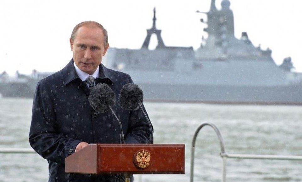 3 năm sau vụ sáp nhập Crimea: Nga phục hồi vị thế của một siêu cường? - 1
Tổng thống Nga Putin phát biểu dưới mưa nhân ngày Hải quân năm 2015 (Ảnh: AFP)