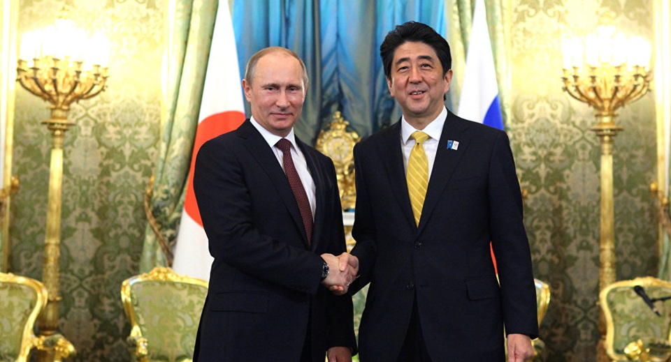 Lãnh đạo Nga - Nhật sắp hội đàm để giải quyết tranh chấp lãnh thổ - 1 Tổng thống Nga Vladimir Putin (trái) và Thủ tướng Nhật Bản Shinzo Abe bắt tay trước khi bắt đầu hội đàm tại Điện Kremlin ngày 29/4/2013 (Ảnh: Sputnik)