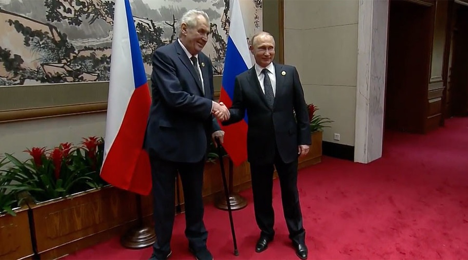 Tiết lộ thú vị của Tổng thống Séc về ông Putin - 1 Tổng thống Séc Milos Zeman và người đồng cấp Nga Vladimir Putin trong cuộc gặp tại Trung Quốc ngày 14/5 (Ảnh: RT)