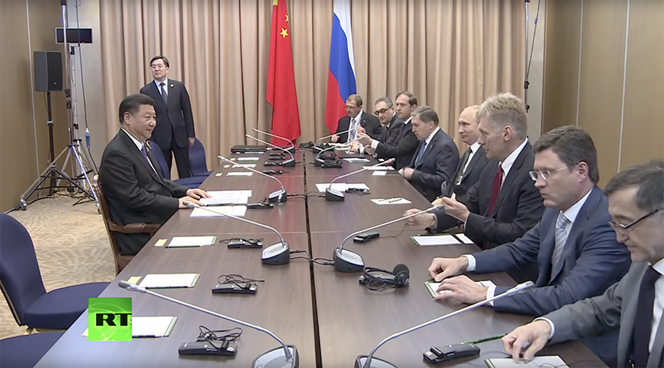 Ông Tập Cận Bình "lẻ loi" trong cuộc họp với đội ngũ của ông Putin - 1
Khoảnh khắc Chủ tịch Trung Quốc Tập Cận Bình đối diện với phái đoàn Nga. (Ảnh: RT)