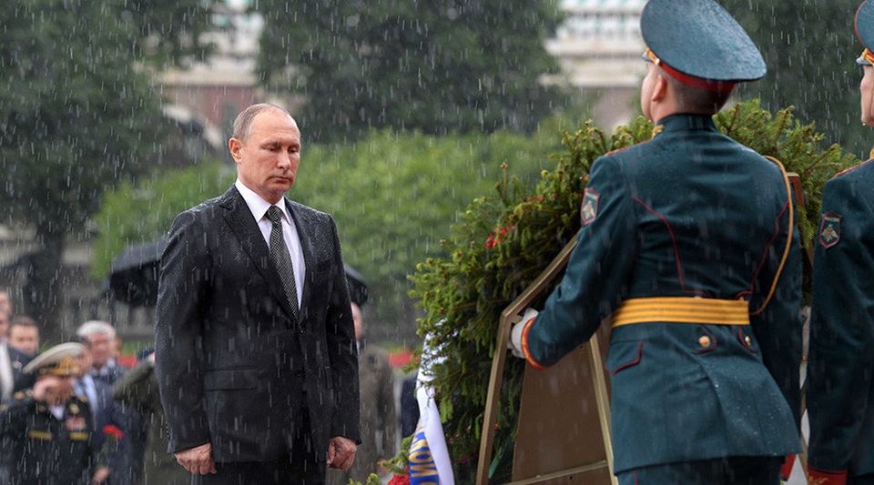 Tổng thống Putin “đội mưa” đặt vòng hoa tưởng niệm - 1 Tổng thống Putin đặt vòng hoa tại Mộ Chiến sĩ Vô danh ở Moscow ngày 22/6 (Ảnh: Reuters)