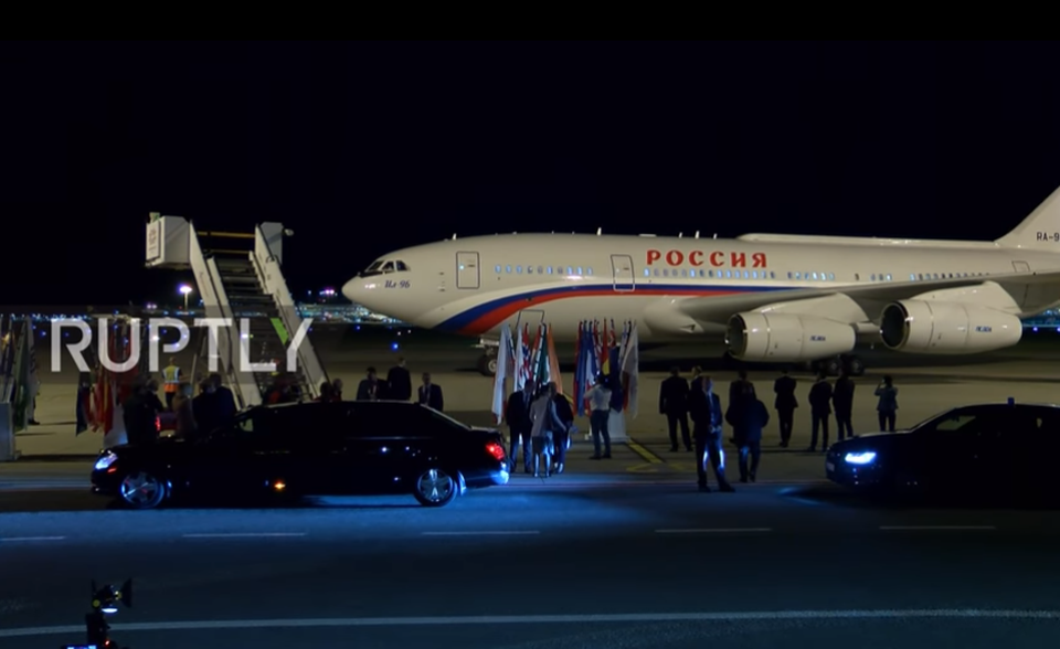 Đường bay “lạ” của chuyên cơ chở Tổng thống Putin tới hội nghị G20 - 1
Chuyên cơ chở Tổng thống Putin đáp xuống sân bay Hamburg đêm 6//7. (Ảnh: RT)