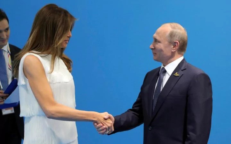 Tổng thống Putin hài lòng khi trò chuyện với Đệ nhất phu nhân Mỹ - 2 Tổng thống Putin bắt tay bà Melania Trump tại Đức (Ảnh: Reuters)