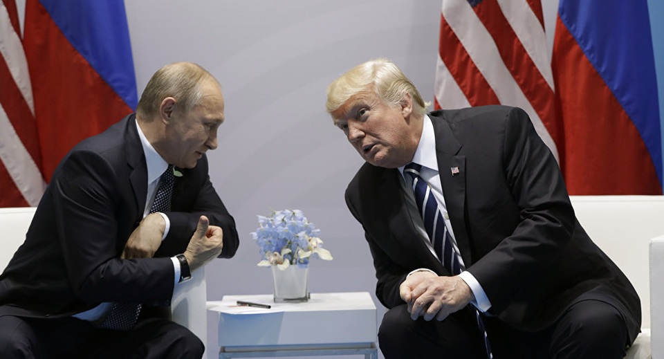 Điều gì khiến ông Trump và Putin tranh luận suốt 1 giờ đồng hồ? - 1
Tổng thống Mỹ Donald Trump (phải) và người đồng cấp Nga Vladimir Putin. (Ảnh: Getty)