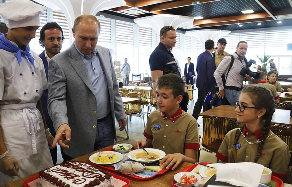 Tổng thống Putin tới thăm Crimea sau lệnh trừng phạt của Mỹ - 8 Khi tới thăm nhà ăn của Trại Artek, Tổng thống Putin cũng thưởng thức một món ăn truyền thống của Nga và chúc mừng sinh nhật các em nhỏ tại đây.