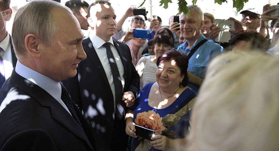 Người phụ nữ không quen biết hôn lên má Tổng thống Putin trên phố - 1
Tổng thống Nga Vladimir Putin nói chuyện với du khách trên đường phố Moscow ngày 20/7. (Ảnh: Sputnik)