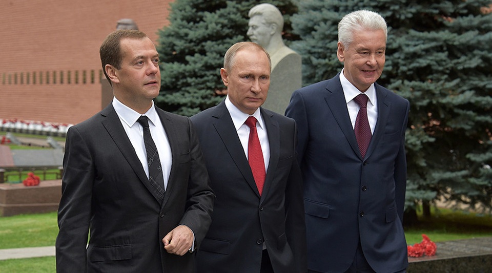 Hé lộ những nhân vật có thể kế nhiệm Tổng thống Putin - 1
Tổng thống Nga Vladimir Putin (giữa), Thủ tướng Nga Dmitry Medvedev (trái) và Thị trưởng Moscow Sergey Sobyanin (Ảnh: Sputnik)