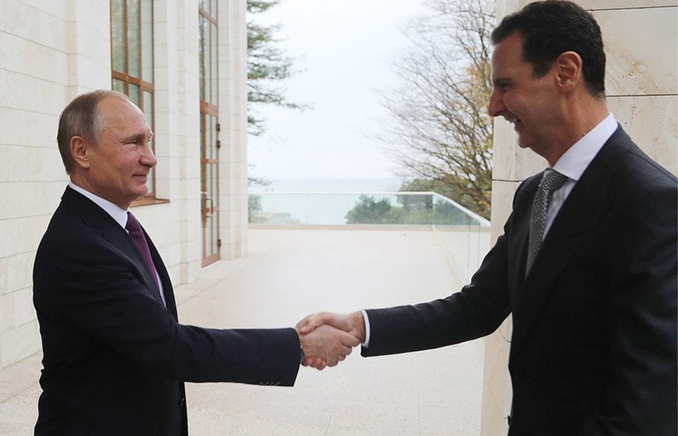Tổng thống Syria tặng gì cho ông Putin trong cuộc gặp thân mật? - 1 Tổng thống Putin (trái) và Tổng thống Assad bắt tay khi gặp mặt tại Sochi, Nga ngày 20/11 (Ảnh: RT)