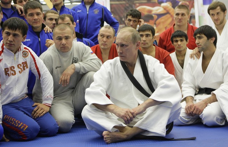 Bạn thân “bật mí” nghề ông Putin từng làm khi học đại học - 1 Tổng thống Nga Vladimir Putin trên sàn tập Judo. (Ảnh: Getty)