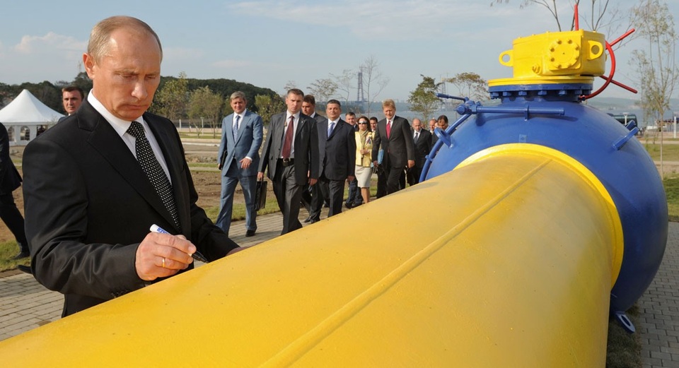 Châu Âu cầm cự được bao lâu nếu thiếu khí đốt của Nga? - 1 Tổng thống Vladimir Putin ký tên lên một đoạn đường ống khí đốt của Nga tại thành phố Vladivostok (Ảnh: AFP)