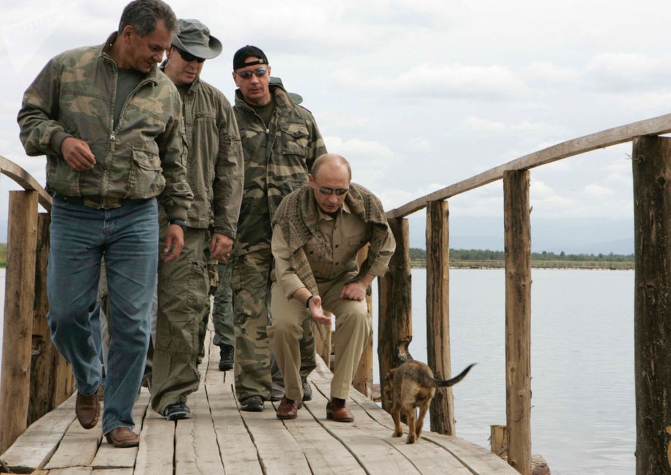 Tình yêu động vật của Tổng thống Putin - 18 Tổng thống Putin vẫy tay với một con chó tại vùng Tyva thuộc Nga.