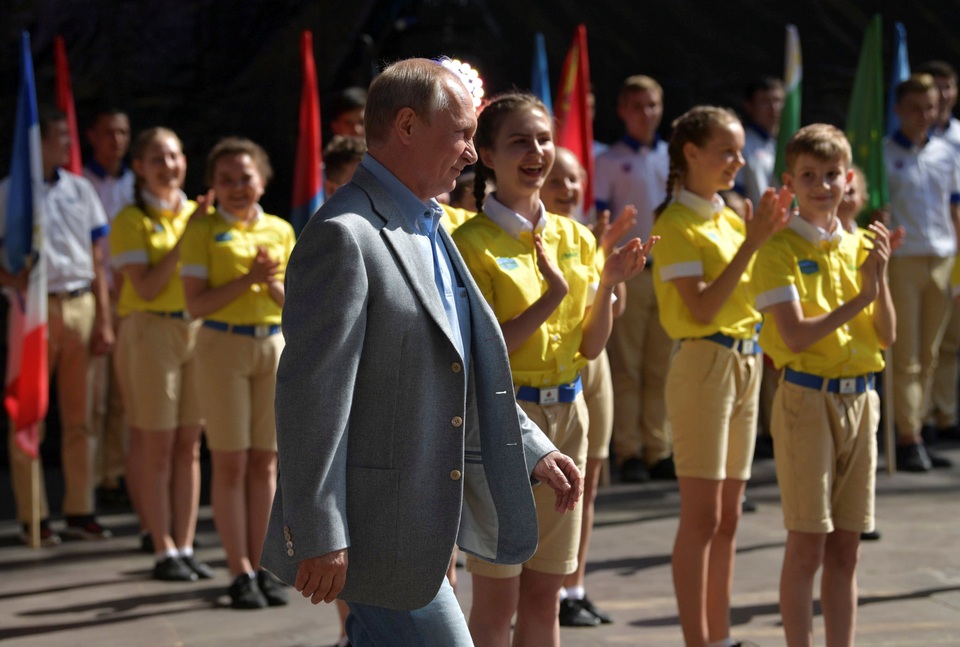 Tổng thống Putin tới thăm Crimea sau lệnh trừng phạt của Mỹ - 1 Tân Hoa Xã dẫn thông báo của Điện Kremlin cho biết, Tổng thống Putin ngày 24/6 đã tới thị sát công trình tu sửa của Trại Thiếu nhi Quốc tế Artek trên bán đảo Crimea và thăm các em nhỏ đang dự trại hè tại đây. Đi cùng với Tổng thống Putin có lãnh đạo Crimea và một số quan chức cấp cao khác. Trong ảnh: Các em nhỏ vỗ tay khi Tổng thống Putin chuẩn bị phát biểu tại Trại Artek.