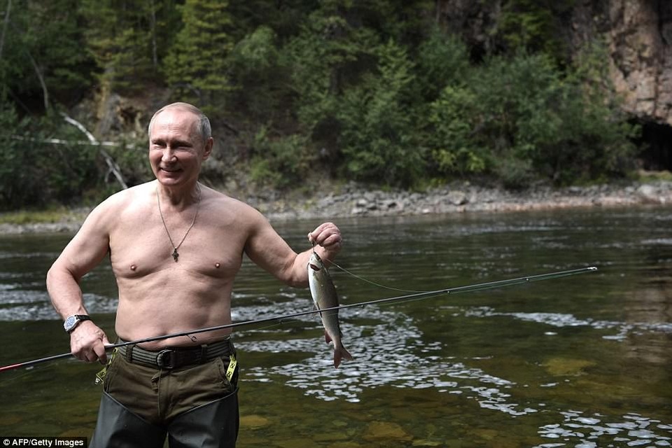 Tổng thống Putin mình trần câu cá giữa hồ - 2 Tổng thống Putin đã ở Tuva từ ngày 1-3/8. Nhà lãnh đạo Nga không ngần ngại cởi trần và hòa mình vào thiên nhiên bằng các hoạt động ngoài trời.