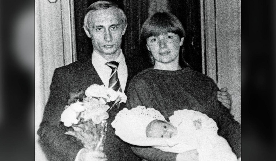 Con đường tới Điện Kremlin lần thứ 4 của Tổng thống Putin - 5 Tổng thống Putin chụp ảnh cùng vợ con năm 1985 (Ảnh: Getty)