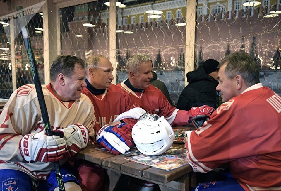 Ông Putin “khoe” tài nghệ khúc côn cầu bên ngoài Điện Kremlin - 2 (Ảnh: Sputnik)
