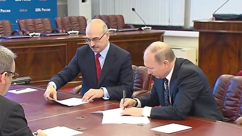 Ông Putin vượt “ải” tái tranh cử đầu tiên - 1
Tổng thống Vladimir Putin đích thân nộp hồ sơ tranh cử. (Ảnh: RT)