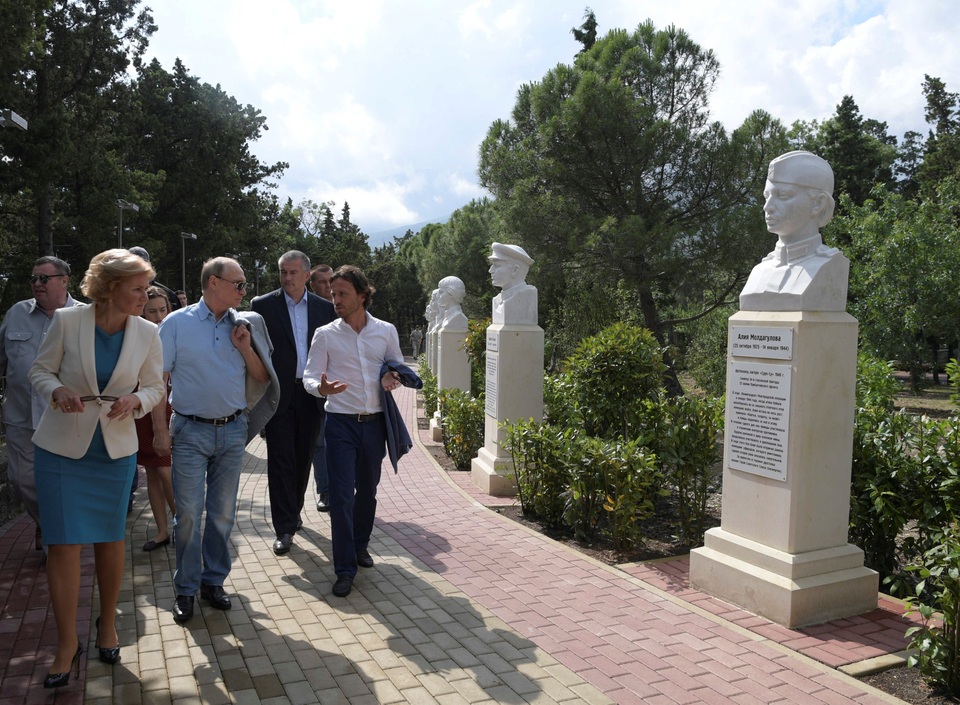 Tổng thống Putin tới thăm Crimea sau lệnh trừng phạt của Mỹ - 13 Chuyến thăm của Tổng thống Putin tới Crimea diễn ra sau khi Bộ Tài chính Mỹ ngày 20/6 công bố danh sách trừng phạt gồm 38 cá nhân và tổ chức Nga, trong đó có 2 quan chức chính phủ Nga, vì cáo buộc có liên quan tới cuộc khủng hoảng ở Ukraine.