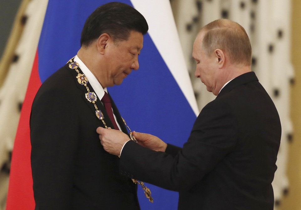 Lãnh đạo Nga - Trung thảo luận các vấn đề “nóng” trong cuộc gặp song phương - 2 Ông Putin trao huân chương St. Andrew của chính phủ Nga dành cho ông Tập Cận Bình tại Điện Kremlin (Ảnh: Reuters)