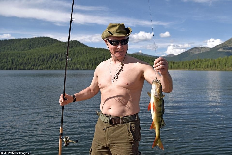 Tổng thống Putin mình trần câu cá giữa hồ - 3 Tổng thống Putin tươi cười khi câu được một con cá to ở Tuva. Câu cá dường như là một sở thích của ông chủ Điện Kremlin.