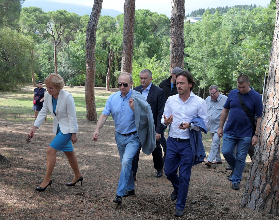 Tổng thống Putin tới thăm Crimea sau lệnh trừng phạt của Mỹ - 12 “Cách đây không lâu, Artek vẫn phải trải qua khoảng thời gian khó khăn. Tuy nhiên, bây giờ Artek đã được hồi sinh và sẽ được tái thiết để trở thành trại hè quốc tế”, Tổng thống Putin nhấn mạnh.