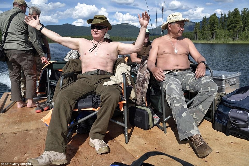 Tổng thống Putin mình trần câu cá giữa hồ - 4 Đây không phải lần đầu tiên Tổng thống Putin tới Siberia để nghỉ dưỡng. Trước đó, ông cũng thường xuyên tới vùng Tuva mặc dù đây không phải là điểm đến phổ biến đối với du khách. Trong ảnh: Tổng thống Putin (trái) ngồi cạnh Bộ trưởng Quốc phòng Nga Sergei Shoigu trong chuyến đi tới Tuva hồi đầu tuần.