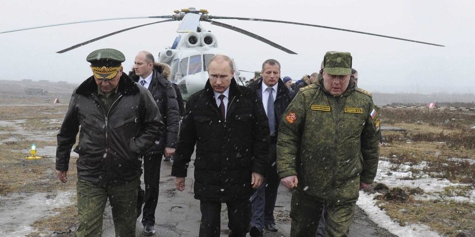 Con đường tới Điện Kremlin lần thứ 4 của Tổng thống Putin - 3 Tổng thống Putin cùng các tướng lĩnh thị sát tập trận quân sự (Ảnh: Reuters)