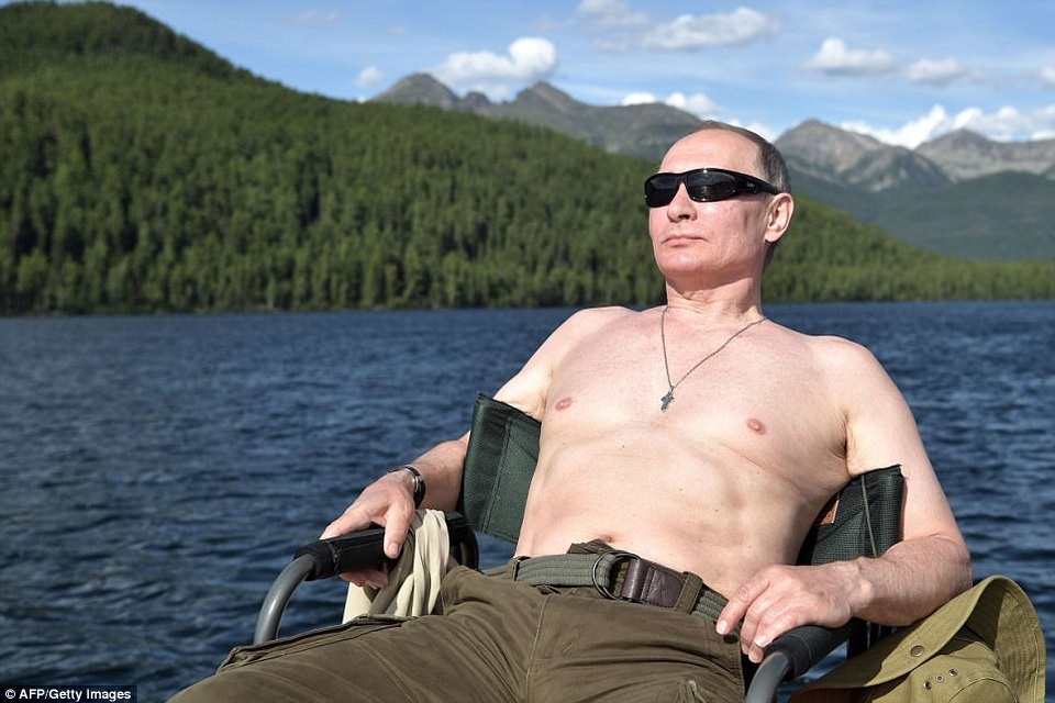 Tổng thống Putin mình trần câu cá giữa hồ - 5 Tổng thống Putin ngồi trên ghế tắm nắng giữa khung cảnh nước non ở Tuva.
