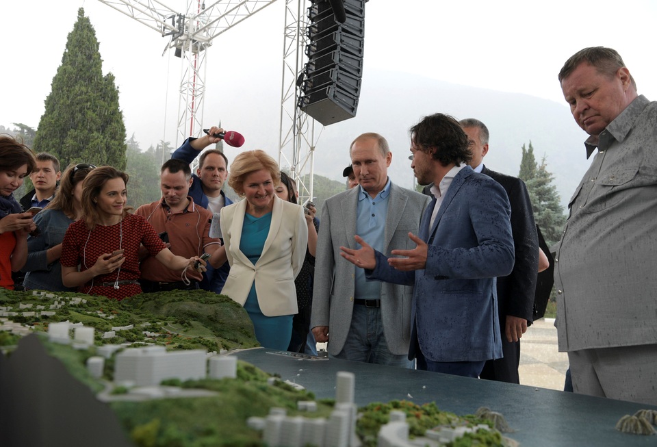 Tổng thống Putin tới thăm Crimea sau lệnh trừng phạt của Mỹ - 14 Bán đảo Crimea đã tách khỏi Ukraine và sáp nhập vào Nga từ tháng 3/2014 sau một cuộc trưng cầu dân ý. Khi đó, 97% người dân Crimea đã bỏ phiếu đồng ý gia nhập Nga. Tuy nhiên, các nước phương Tây vẫn xem việc sáp nhập này là bất hợp pháp và liên tục áp đặt lệnh trừng phạt nhằm vào Nga để trả đũa.