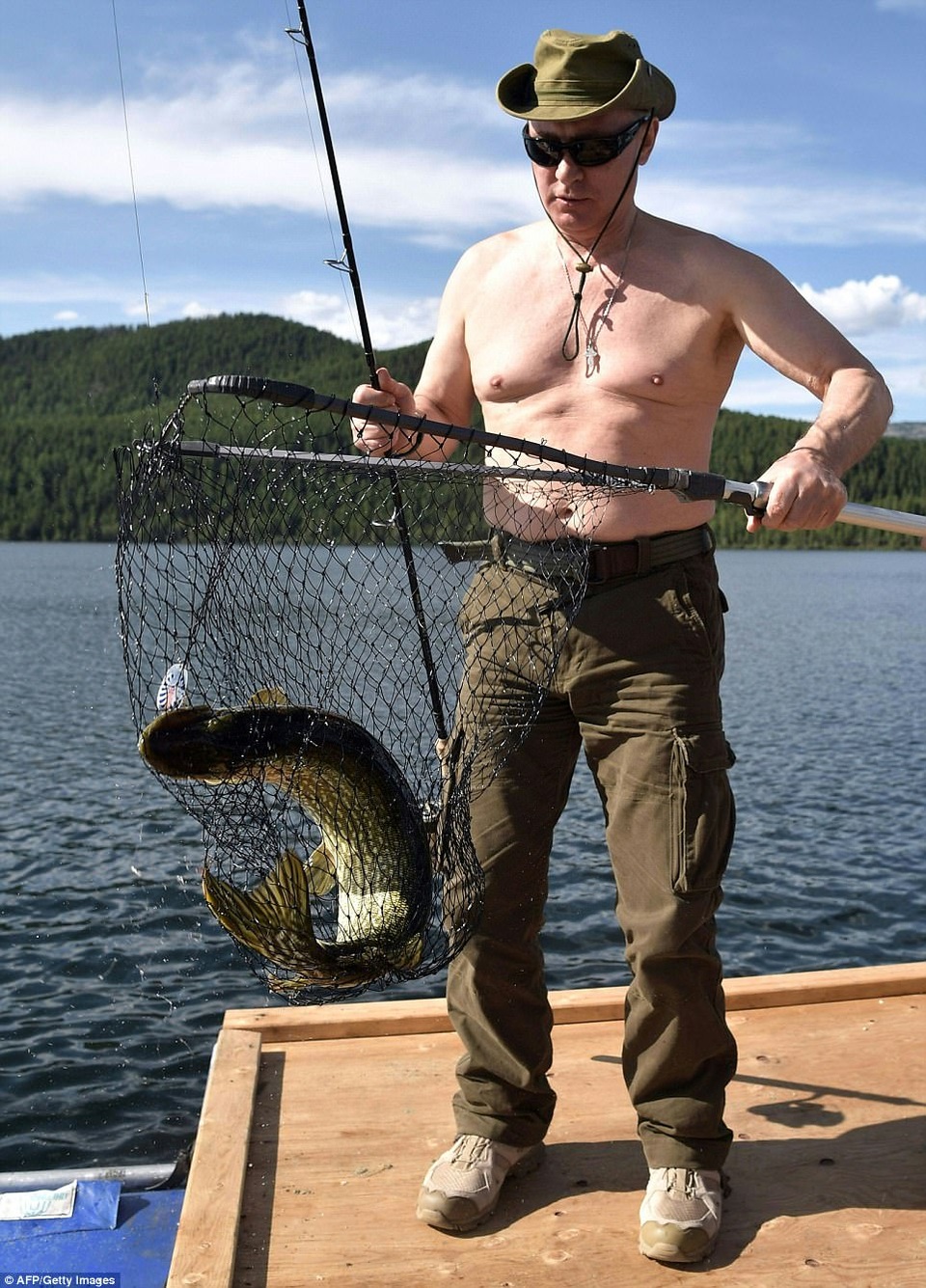 Tổng thống Putin mình trần câu cá giữa hồ - 7 Phong cách dân dã của người đứng đầu nước Nga.