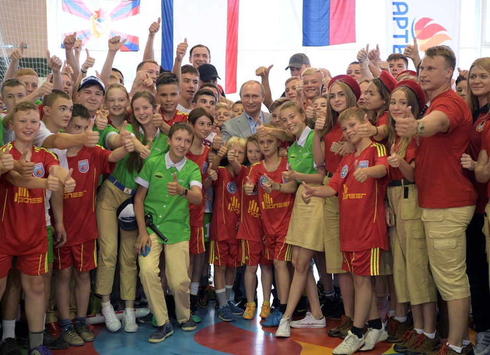 Tổng thống Putin tới thăm Crimea sau lệnh trừng phạt của Mỹ - 6 Tổng thống Putin chụp hình kỷ niệm cùng các em nhỏ tại Trại Artek trên bán đảo Crimea.