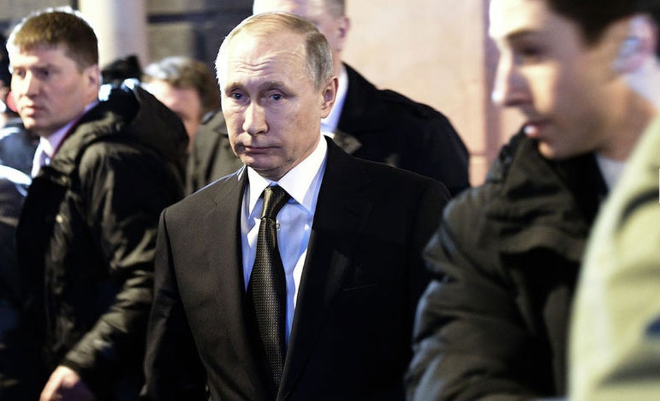 Ông Putin đặt hoa tưởng niệm nạn nhân vụ nổ tàu điện ngầm trong đêm - 1
Tổng thống Putin đã tới đặt hoa tưởng niệm các nạn nhân tại ga Tekhnologichesky Institut, gần hiện trường vụ nổ. (Ảnh: RIA)
