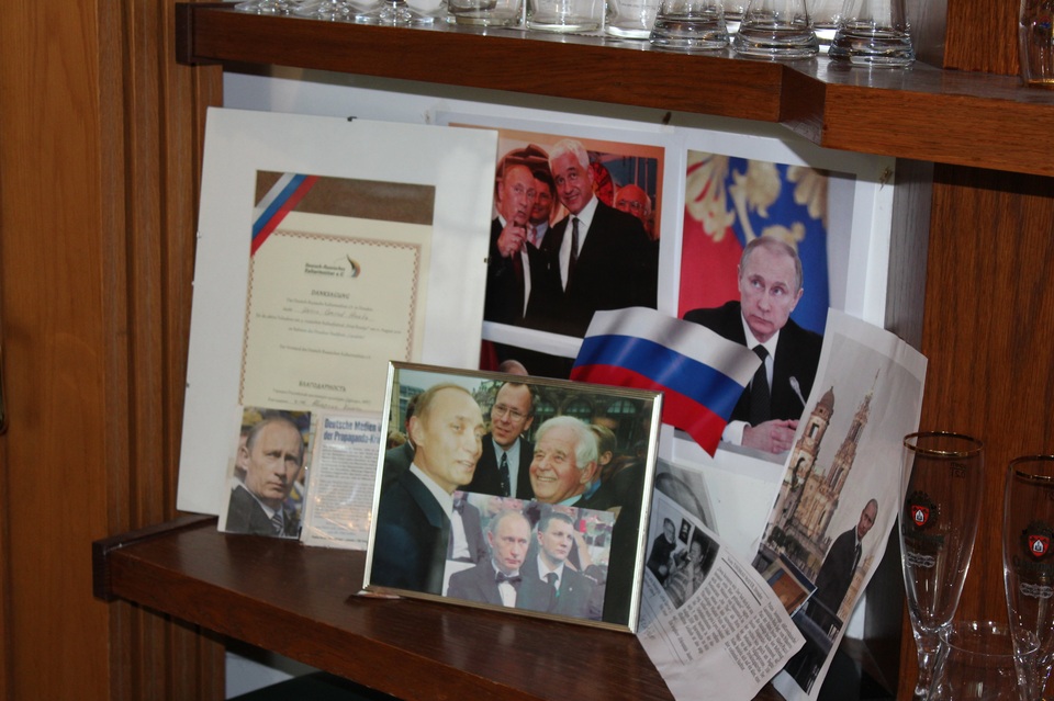 Những công trình gắn liền với ông Putin trong 5 năm làm điệp viên tại Đức - 7
Một cựu phục vụ tại quầy rượu và là người đã làm việc ở nhà hàng hơn 12 năm cho biết ông Putin là từng một trong những khách hàng quen thuộc tại quán. Đồ uống yêu thích của ông là loại bia có tên “Radeberger”. Vào năm 1999, khi ông Putin lần đầu xuất hiện trên sóng truyền hình Đức, ông đã hé lộ rằng mình cũng là thực khách quen thuộc của nhà hàng Gärtner. Trong ảnh: Một góc lưu niệm của nhà hàng Am Thor.