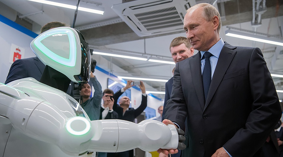 Ông Putin bắt tay robot tại triển lãm công nghệ Nga - 1
Ông Putin bắt tay robot Promobot (Ảnh: RT)