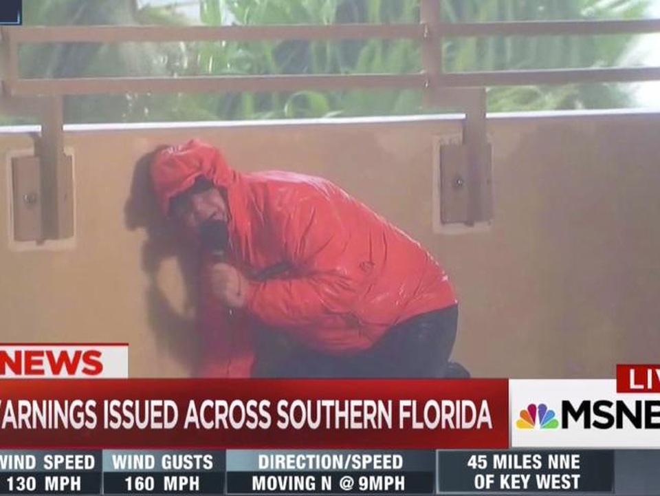 
Một phóng viên của đài MSNBC khi đưa tin bão Irma tại Naples. (Ảnh: MSNBC)
