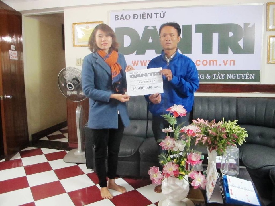 Gần 31 triệu đến với ông bố trẻ kiệt quệ vì bệnh tật đeo bám vợ con - 1 PV Dân trí trao tiền đến anh Hà Phước Lập