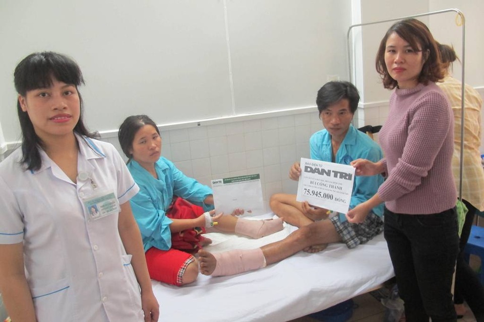 Gần 76 triệu đồng đến với cháu bé phải cắt cụt cánh tay sau tai nạn giao thông - 1 PV Dân trí trao tiền đến anh Bùi Công Thành