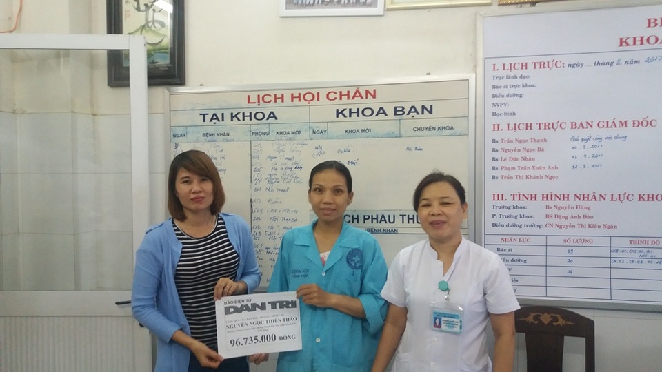 Gần 97 triệu đồng đến với người mẹ trẻ cần ghép thận - 1 PV Dân trí trao tiền đến chị Thảo