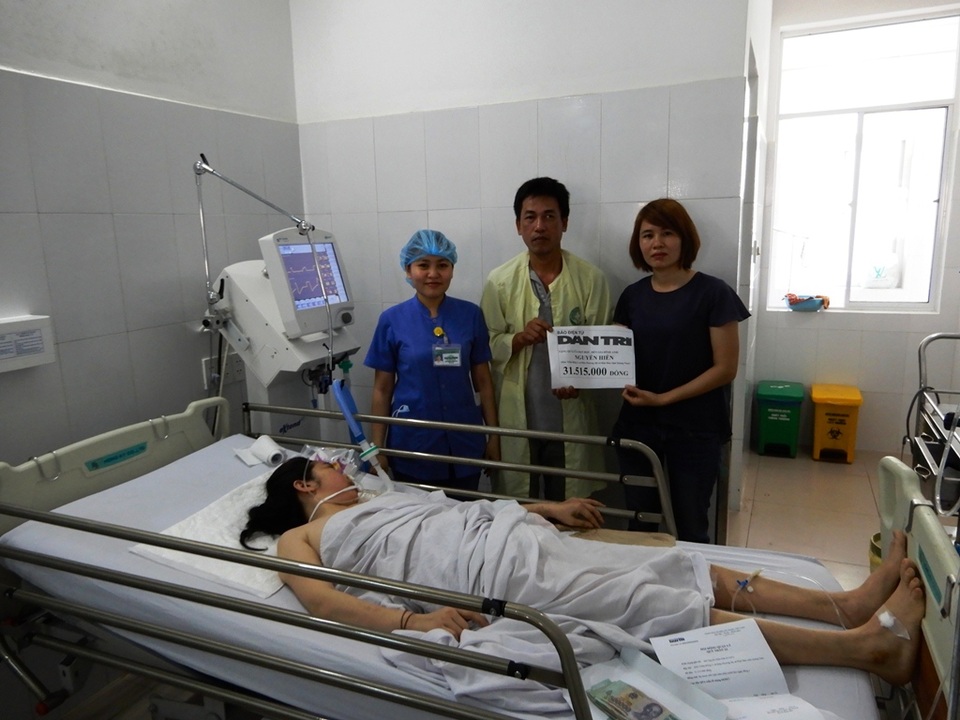 PV Dân trí trao tiền đến anh Nguyễn Hiền - chồng chị Trần Thị Lệ Thành 