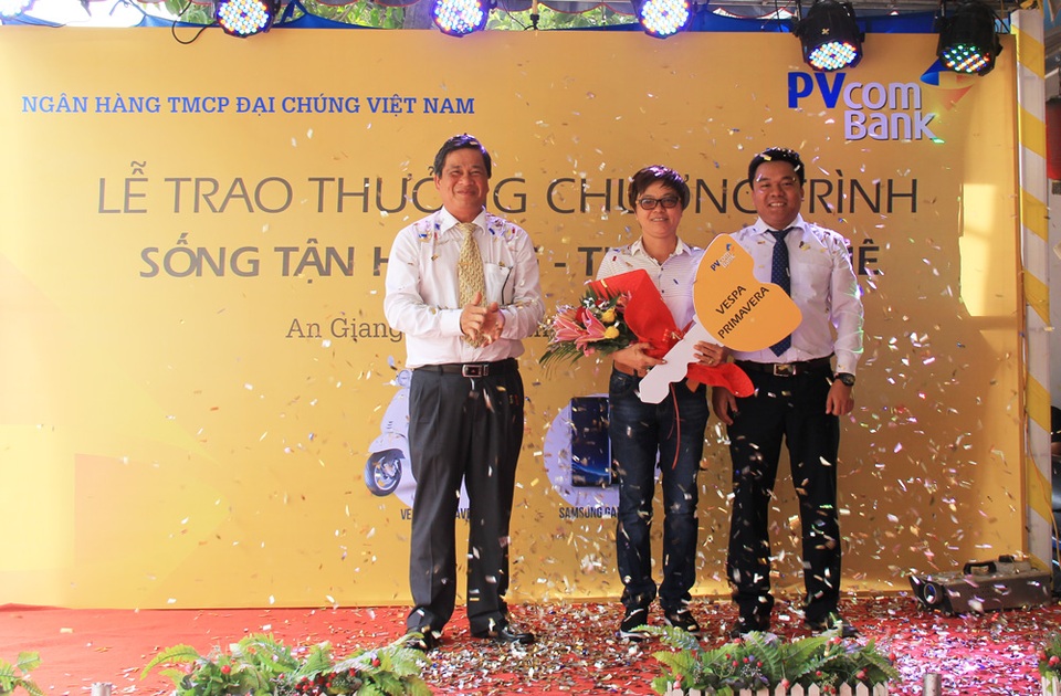 PVcomBank trao giải xe máy Vespa cho khách hàng Long Xuyên - 2 PVcomBank trao giải xe máy Vespa cho khách hàng Long Xuyên - 2