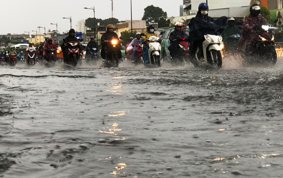 Mưa xối xả, nước cuồn cuộn từ xa lộ đến… đại lộ - 4 Đại lộ Phạm Văn Đồng, đoạn qua địa bàn quận Thủ Đức cũng bị ngập rất nặng.