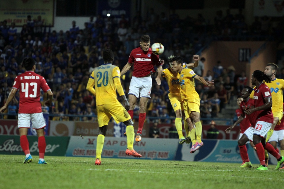 Thủ môn FLC Thanh Hoá sai lầm ngớ ngẩn khiến đội nhà trắng tay tại Cẩm Phả - 1
Trận đấu diễn ra đầy hấp dẫn - Ảnh: Gia Hưng